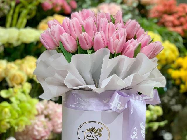 Композиция в шляпной коробке (тюльпаны)