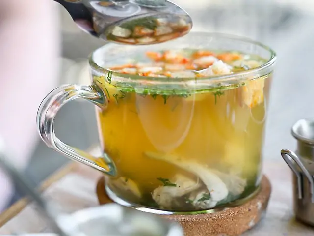 Чашка курячого бульйону