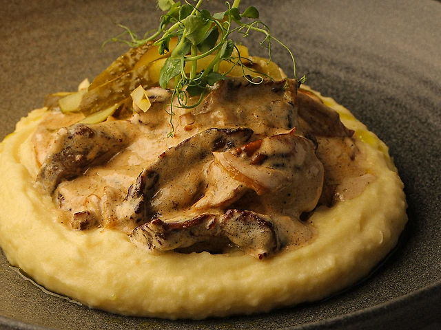 Бефстроганов з картопляним пюре