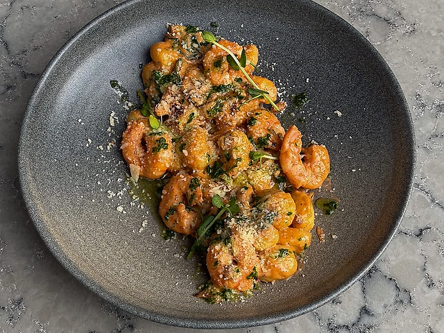 Ньокі з креветками та базиліковим соусом