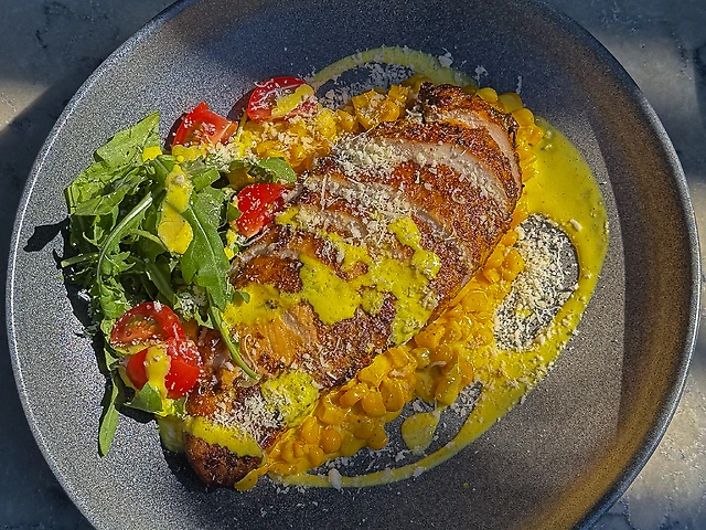 Курячий стейк з солодкою кукурудзою та сирним соусом