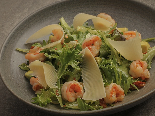 Салат з королівськими креветками, авокадо та в'яленими томатами