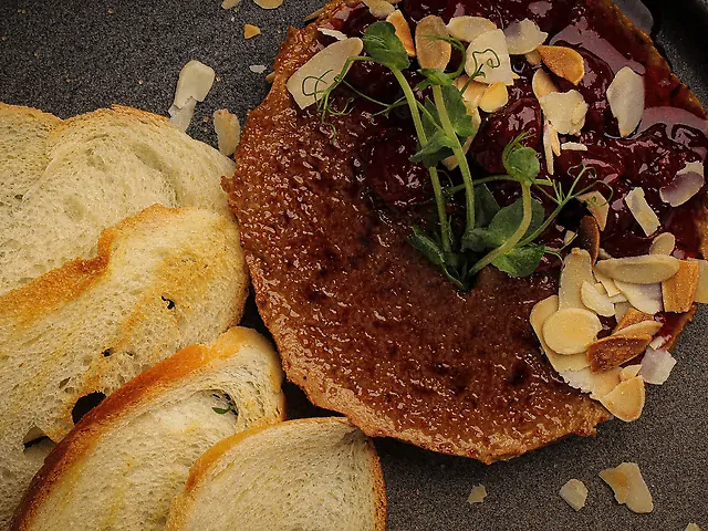 Паштет з вишневим соусом