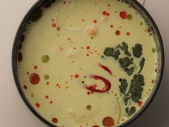 Азійський кокосовий суп з креветками