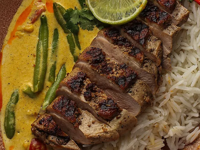 Стейк з качки з соусом Том Ям