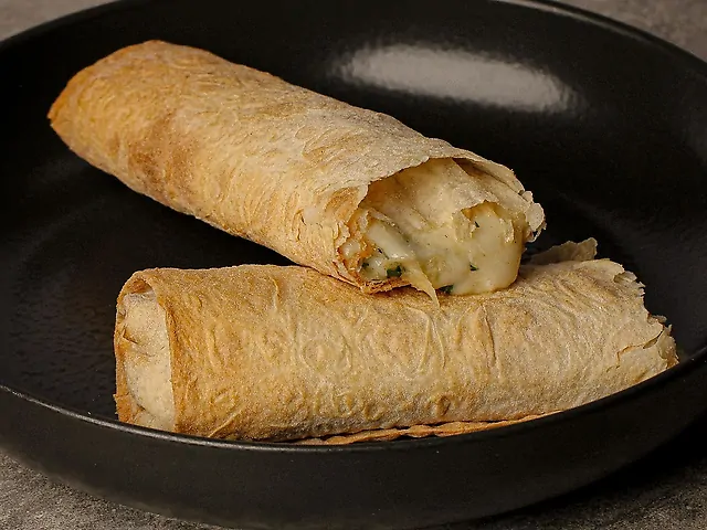 Лаваш з моцарелою та зеленню