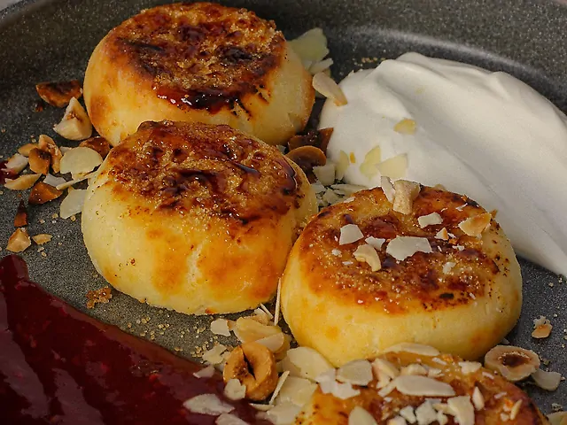 Сирники з карамельною скоринкою, горіхами та сметаною