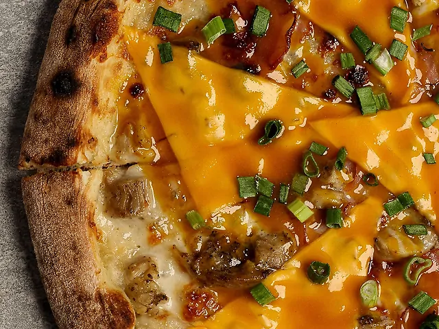 з курячим стегном, чедером та беконом