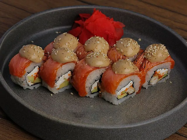 Запечений рол з лососем