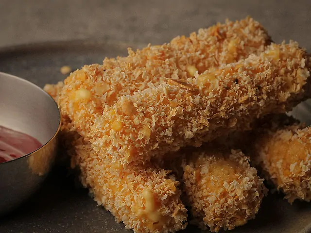 Сирні палички з ягідним соусом