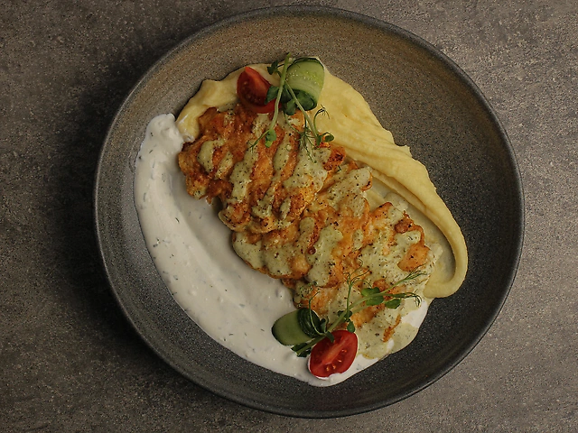 Курячі біточки з пюре та фетовим мусом