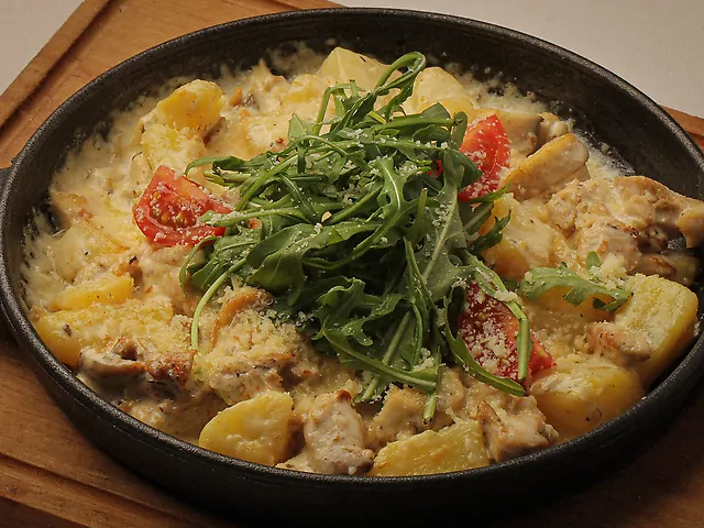 Сковорідка з курячим бедром та трюфельною пастою