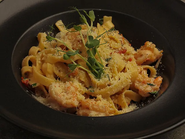 Паста з креветками та в'яленими томатами