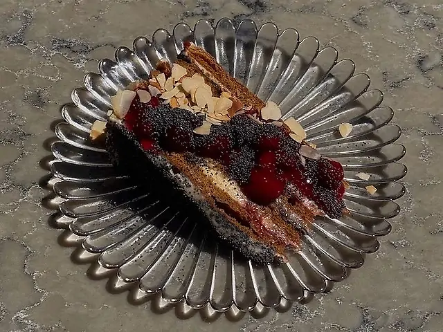 Медовик з вишнею та маком