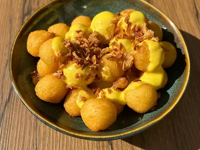 Картопляні крокети з сирним соусом