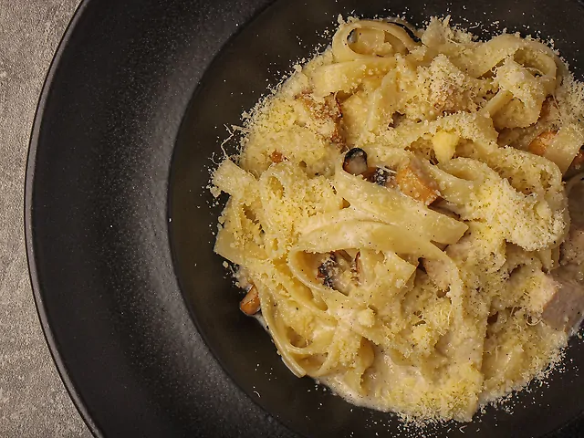 Паста з куркою та грибами