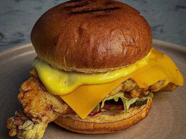 Бургер з кисло-солодкою куркою