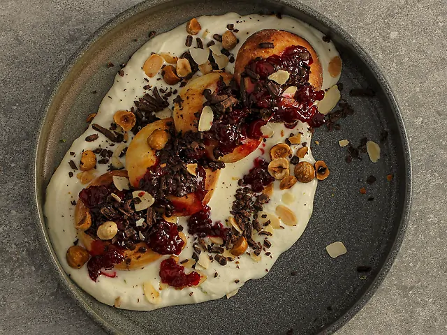 Сирники з шоколадом, вишнею та маскарпоне