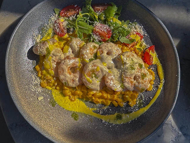 Креветка з солодкою кукурудзою та сирним соусом