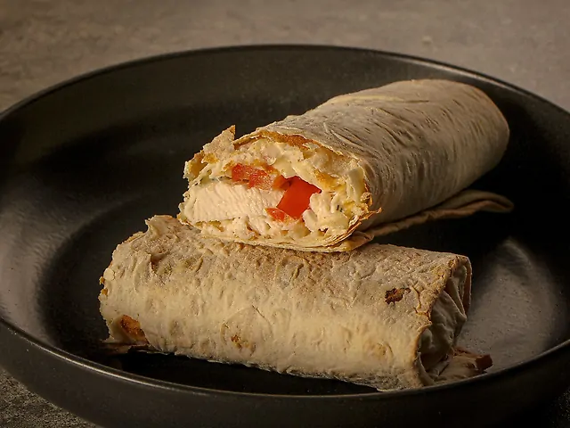 Лаваш з курячим филе та томатами