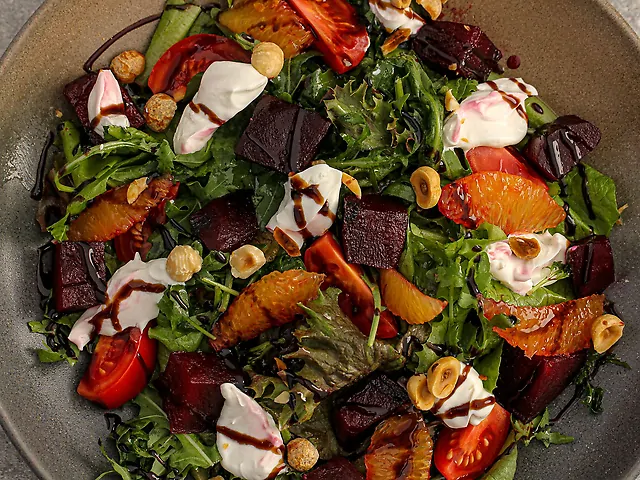 Салат з солодким буряком, крем сиром та фундуком