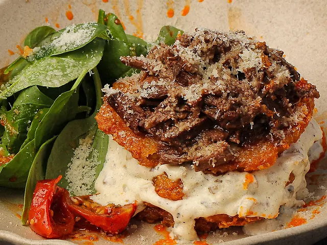 Деруни з томленою яловичиною