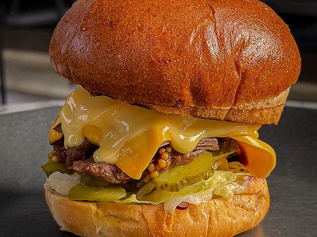 Бургер з рваною телятиною