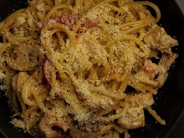 Паста з курячим стегном та трюфельною пастою