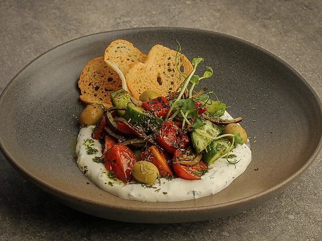 Грецький салат з фетовим мусом та запеченим перцем