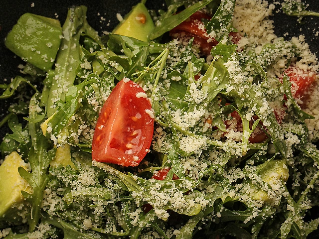 Салат з руколою, авокадо та чері