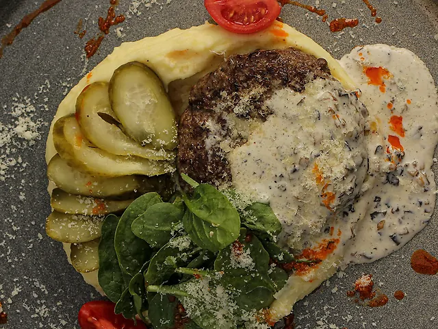 Біфштекс з грибним соусом та пюре