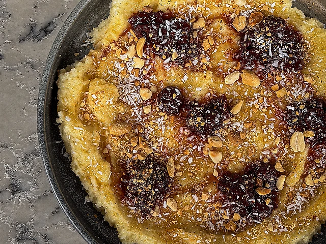 Цільнозернова манка з вишнею на кокосовому молоці