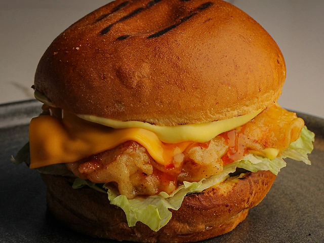 Бургер з кисло-солодкою куркою