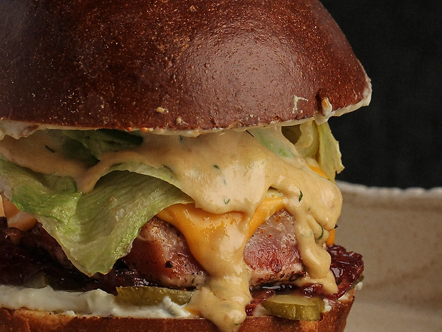 Бургер з тунцем гриль