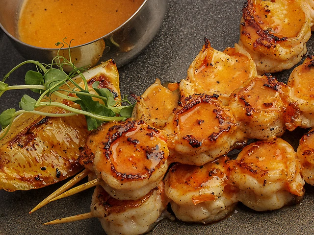 Королівські креветки з пікантним соусом
