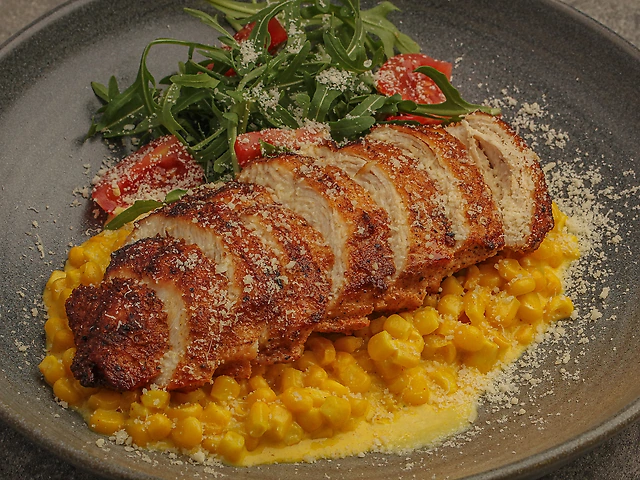 Курячий стейк з солодкою кукурудзою та сирним соусом