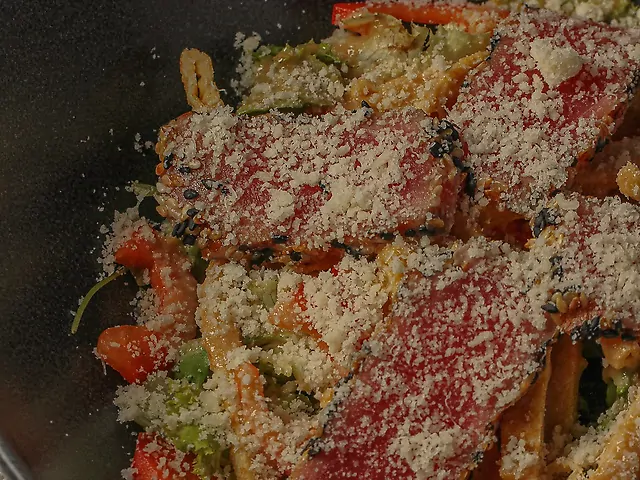 Салат з тунцем гриль та горіховим соусом