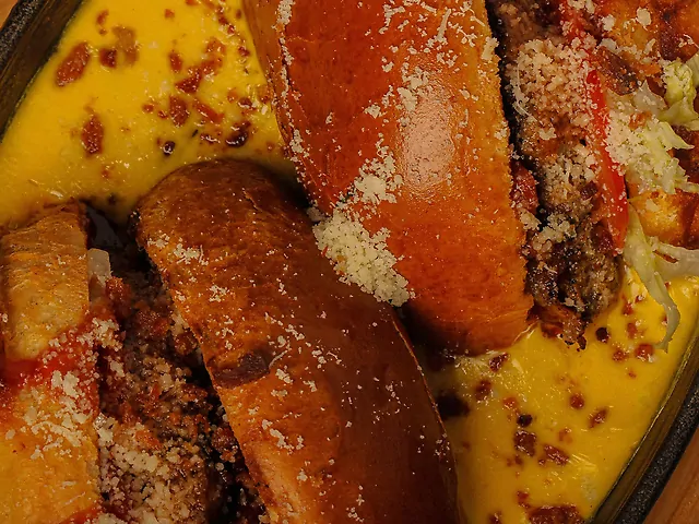 Бургер з сирним соусом