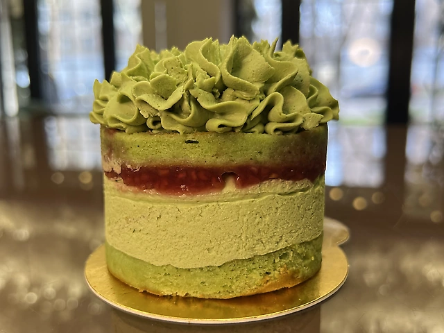 Фісташковий торт з малиновим конфітюром