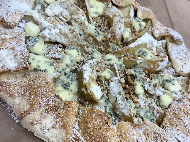 Галета с грушею та сиром Dorblu (готується 2 години)