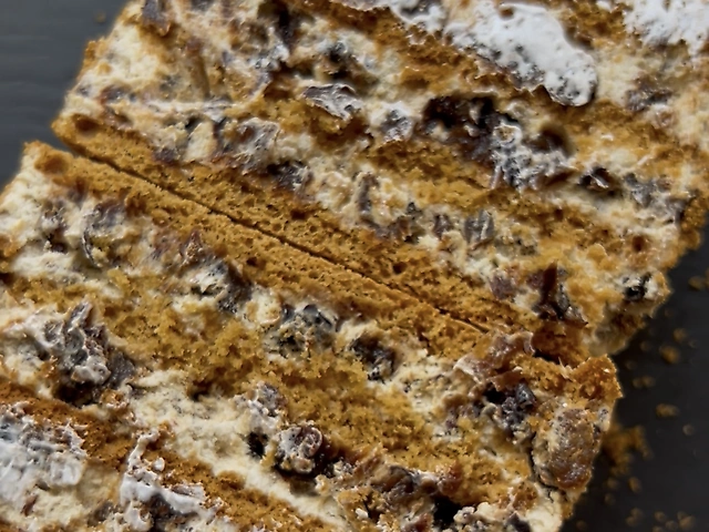 Медовик с чорносливом