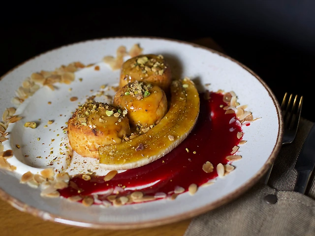 Солодкі сирники з опаленим бананом та трюфельною карамеллю