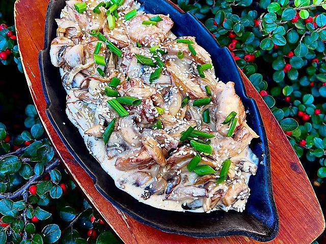Гаряча сковорідка з курячим філе і овочами
