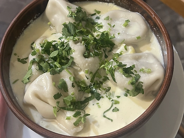 Мініхінкалі у сирному соусі