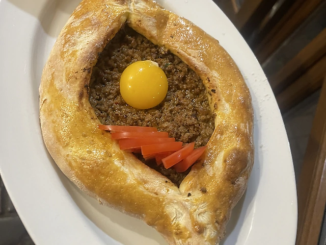 Хачапурі по-аджарськи з мясом