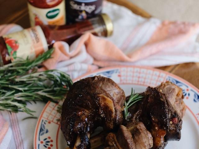 Молодая томлёная голяшка с карамелизированным луком и грибами
