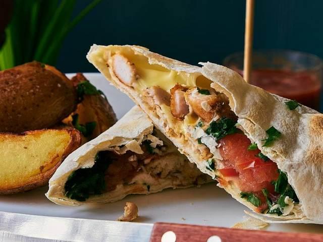 Лаваш с моцареллой, курицей, зеленью и помидором
