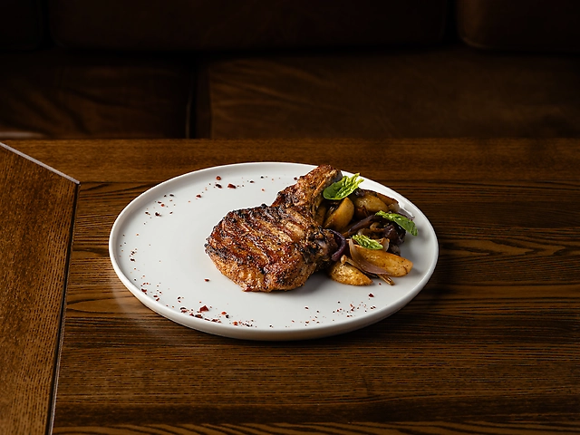 Стейк зі свинини з овочами