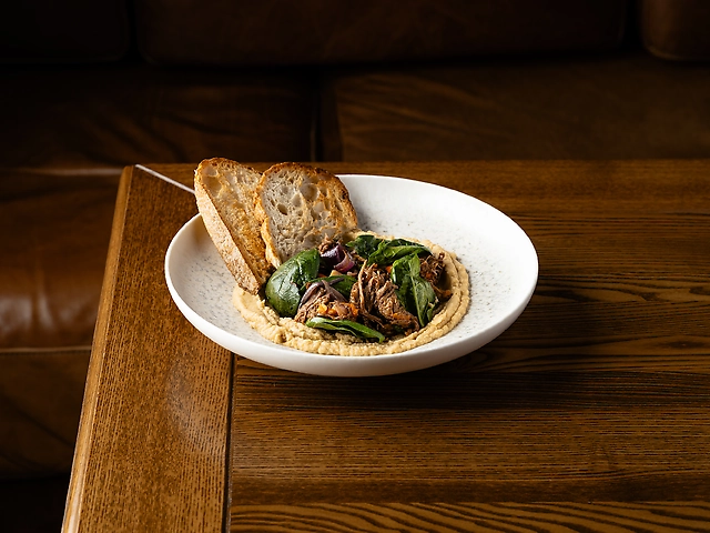 Хумус з рваною яловичиною