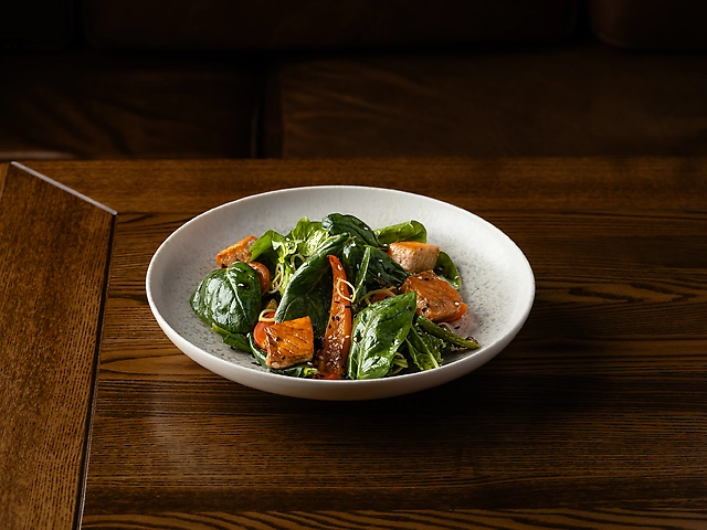 Теплий салат з лососем